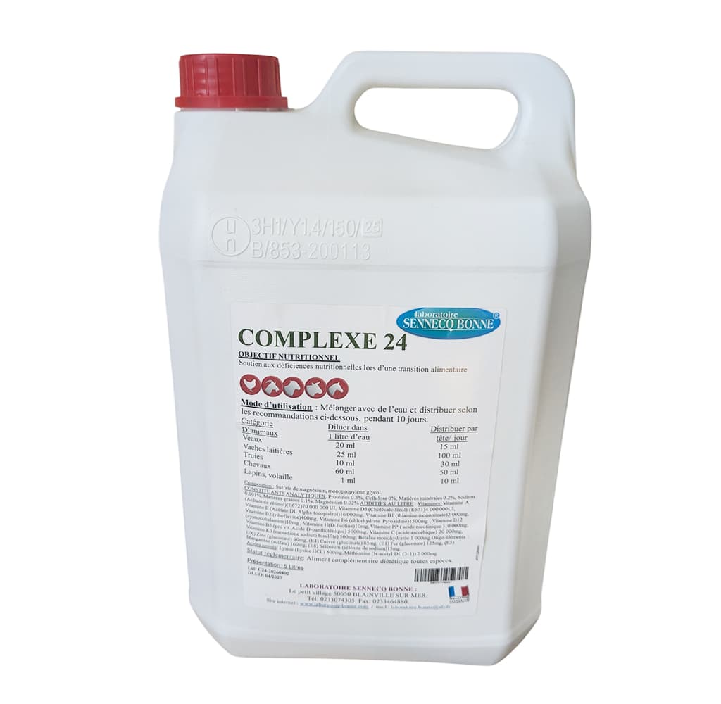Bidon gris de COMPLEXE 24 Vitamines 5L du Laboratoire Sennelco Bonne, solution multivitaminée liquide pour tous animaux d’élevage, stimulant la vitalité, l’appétit et la croissance.