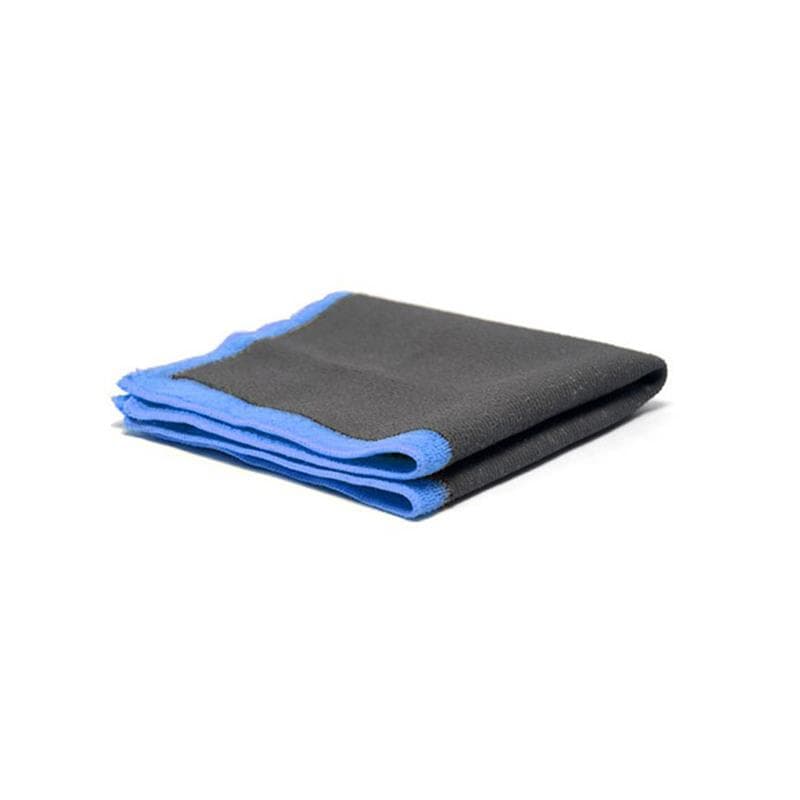 Chiffon microfibre de décontamination bleu et noir plié, face en argile synthétique pour le nettoyage en profondeur des carrosseries automobiles.