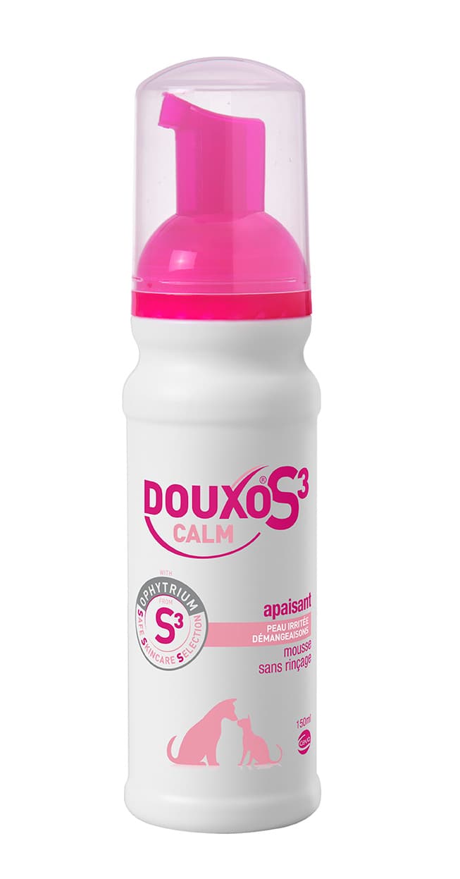 Flacon pompe blanc et rose de 150 ml de mousse DOUXO S3 Calm pour apaiser les peaux irritées des chiens et chats.