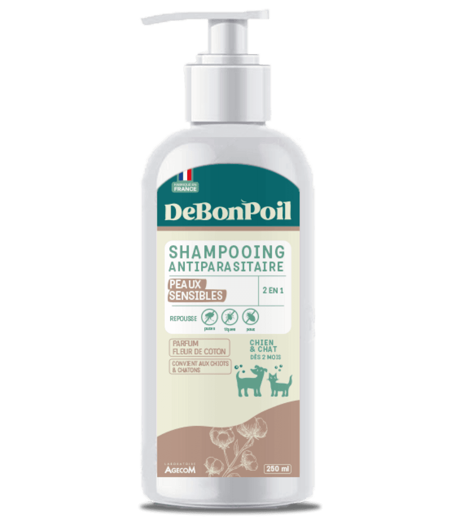 Flacon pompe blanc de 250 ml de Shampooing Antiparasitaire Peaux Sensibles 2en1 DeBonPoil pour chien et chat parfum fleur de coton.