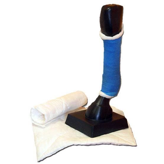 Sous-bande prédécoupée en Coton Gaze HM PRO Postérieur de 45 x 50 cm présentée avec un membre de cheval bandé en bleu.