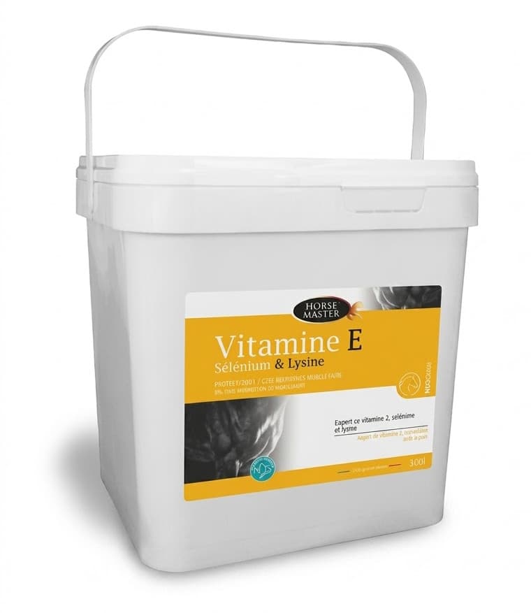 Seau carré blanc de 1 kg de poudre Vitamine E Sélénium et Lysine Horse Master pour les muscles du cheval.