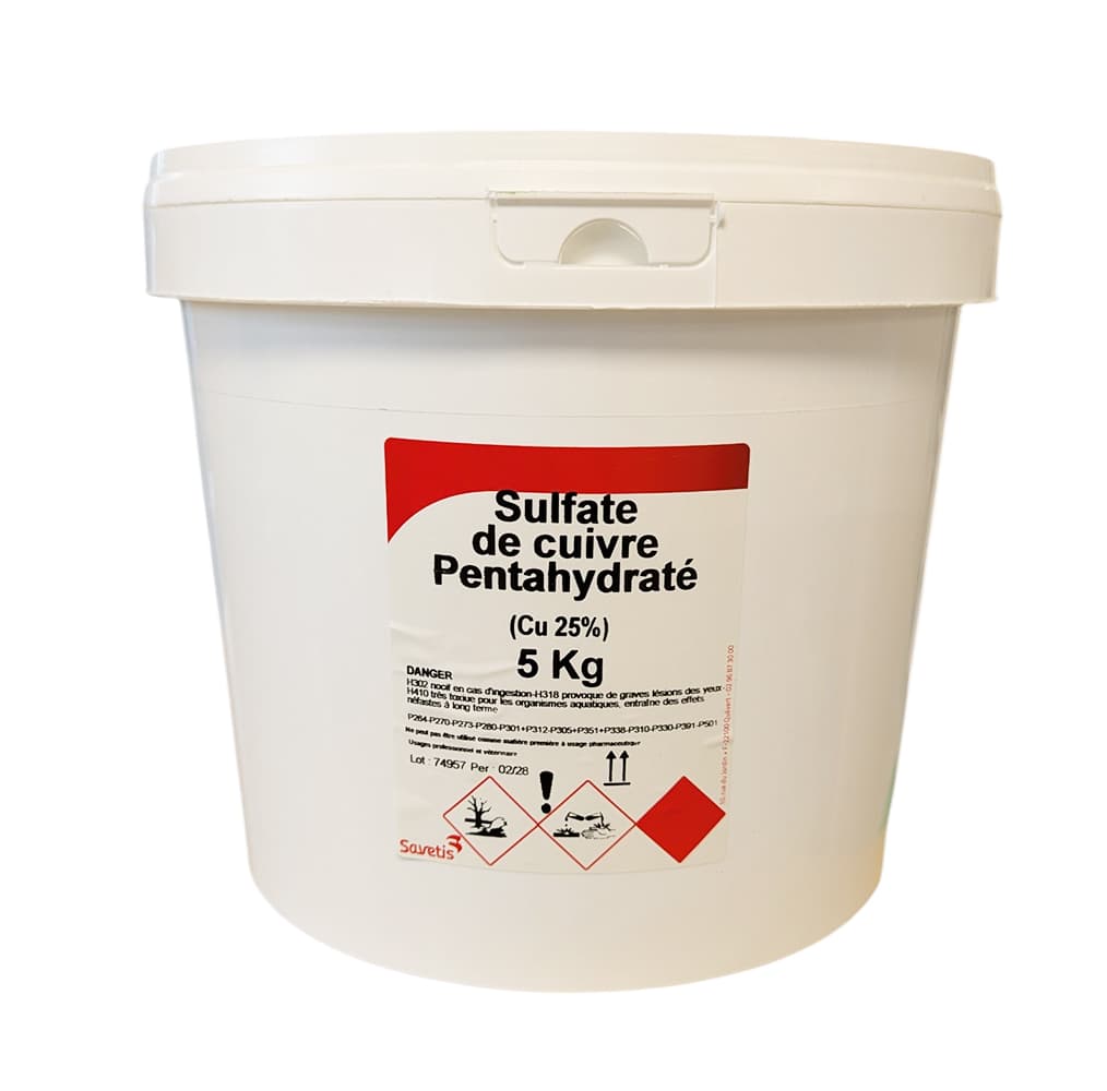 Seau blanc de 5kg de Sulfate de Cuivre 25% Savetis de qualité FEED, utilisé pour l'hygiène et la santé animale en élevage.