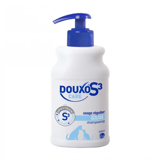 Flacon pompe blanc et bleu de 200 ml de DOUXO S3 Care Shampooing, illustré par la silhouette d'un chien et d'un chat pour un usage régulier.