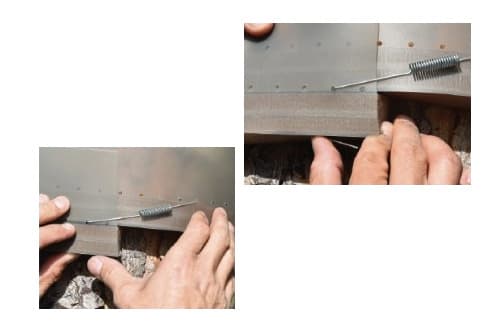 Installation du ressort de tension sur la collerette et le joint mousse du piège à chenilles Trapperpillar.