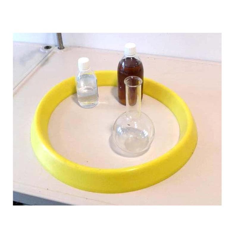 Barrière de protection circulaire jaune en polyuréthane entourant des flacons de laboratoire sur une paillasse blanche.