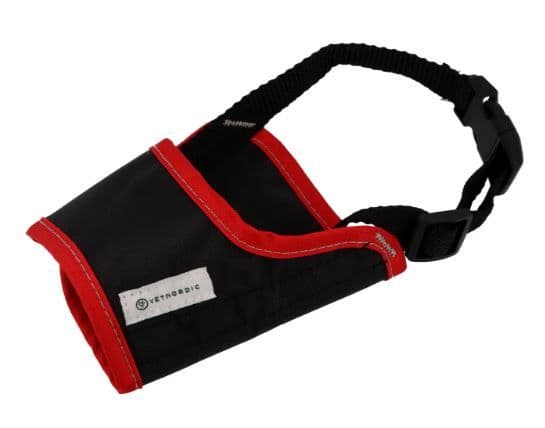 Muselière VETNORDIC taille S noire avec liseré rouge réfléchissant en polyester recyclé pour chien de taille moyenne.