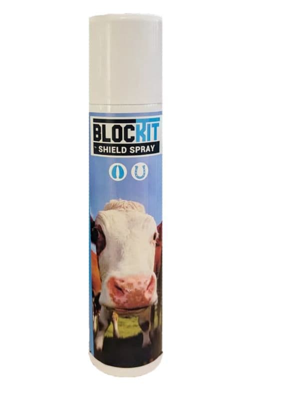 Flacon spray de 300 ml de BLOCKIT Shield Spray illustré avec une tête de vache, conçu pour la protection des sabots, onglons et plaies des animaux d'élevage.