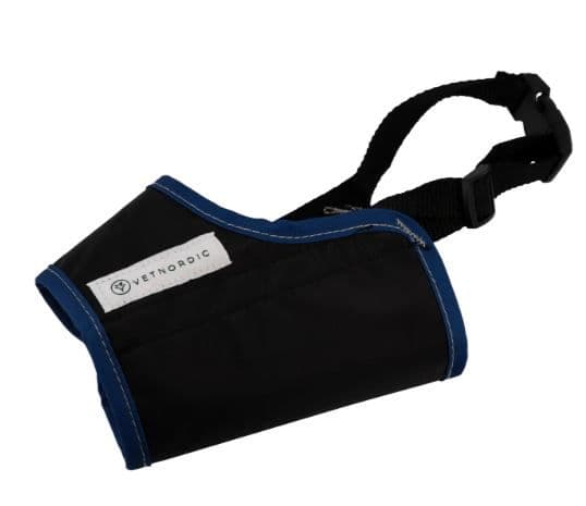 Muselière VETNORDIC taille M noire avec liseré bleu foncé réfléchissant en polyester recyclé pour chien de taille moyenne.