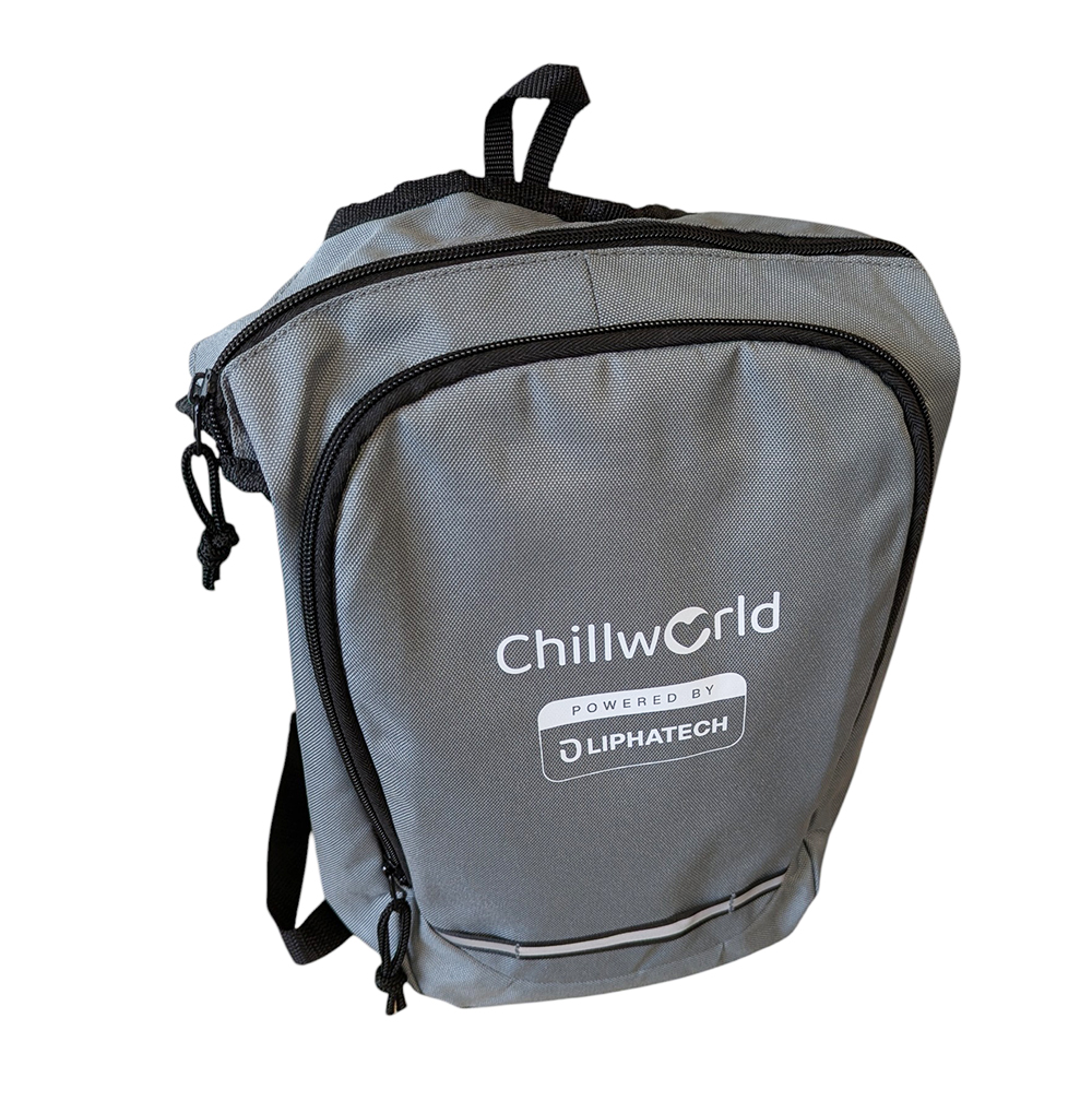 Vue arrière d'un homme souriant portant le petit sac à dos de thermorégulation gris NomadPRO de Chillworld.