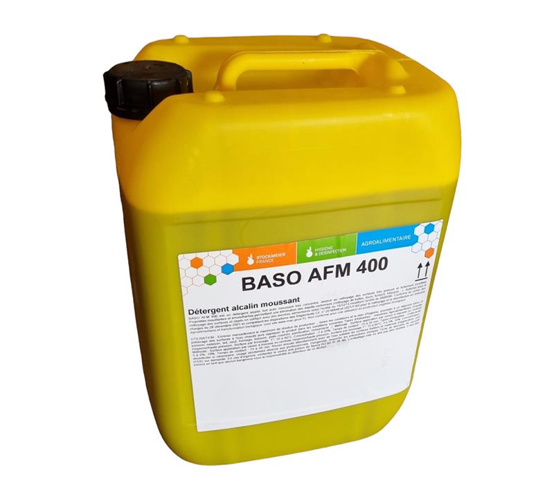 Bidon jaune de 27 kg de détergent alcalin fort moussant BASO AFM 400 par Stockmeier France, idéal pour le nettoyage intensif en milieu agroalimentaire.