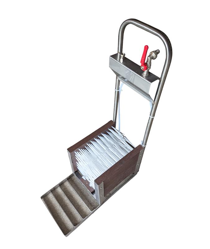 Lave-bottes manuel professionnel en inox avec 5 brosses de nettoyage et système de mélange désinfectant intégré pour la biosécurité.