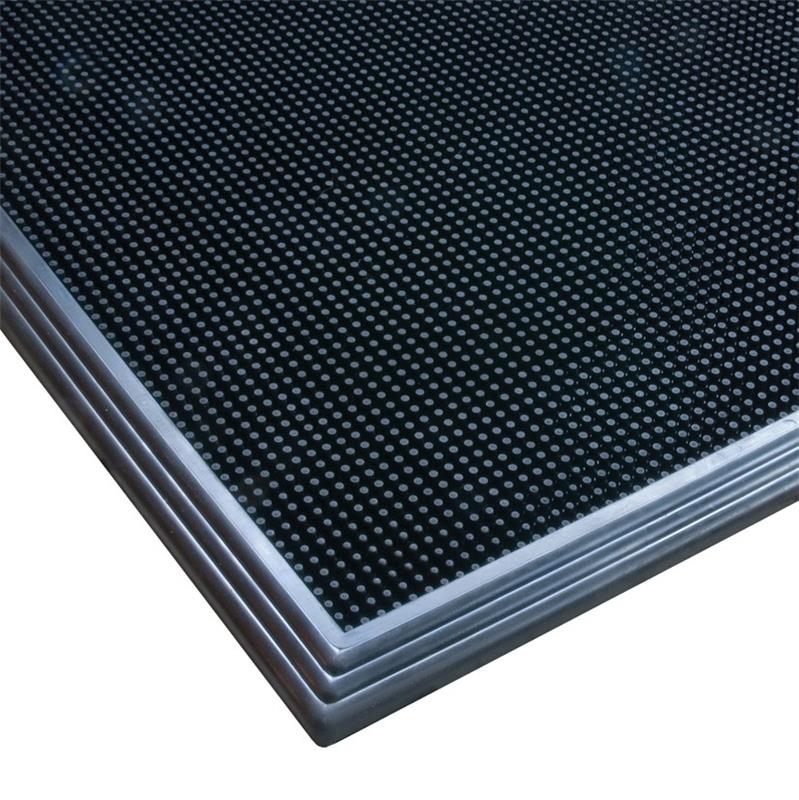 Tapis pédiluve désinfectant Sani Trax noir 61x81cm avec picots grattants pour bottes.