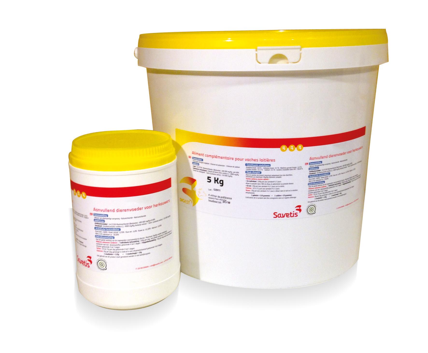 Pots et seaux de l'aliment complémentaire EnteLact de Savetis pour le soutien du transit des ruminants.