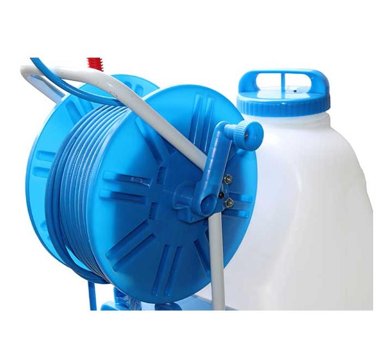 Pulvérisateur électrique mobile GLADIATOR SPRAYER II avec réservoir blanc de 45L, enrouleur bleu avec tuyau de 30m et roues tout-terrain.