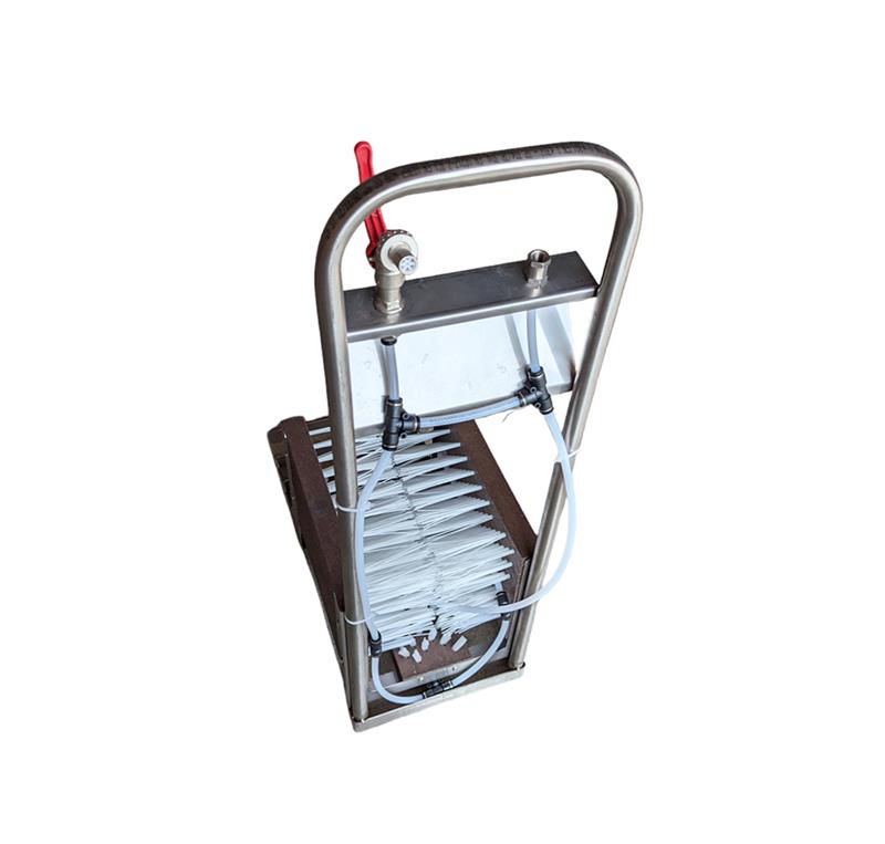 Lave-bottes manuel professionnel en inox avec 5 brosses de nettoyage et système de mélange désinfectant intégré pour la biosécurité.