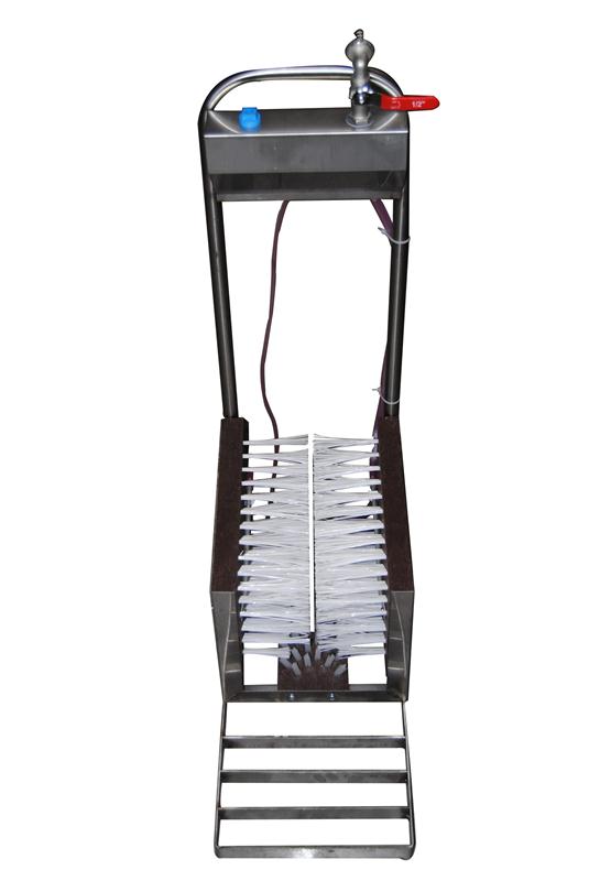 Lave-bottes manuel professionnel en inox avec 5 brosses de nettoyage et système de mélange désinfectant intégré pour la biosécurité.