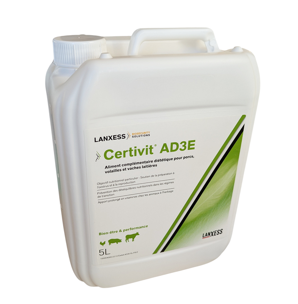 Bidon de 5L de CERTIVIT AD3E de LANXESS, aliment complémentaire diététique pour porcs, volailles et vaches laitières.