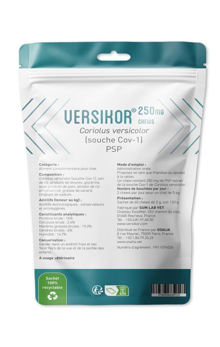 Sachet blanc et turquoise de VERSIKOR 250 Chat d'Osalia, contenant 60 bouchées appétentes (chews) de 2g pour le soutien immunitaire à base de Coriolus versicolor.