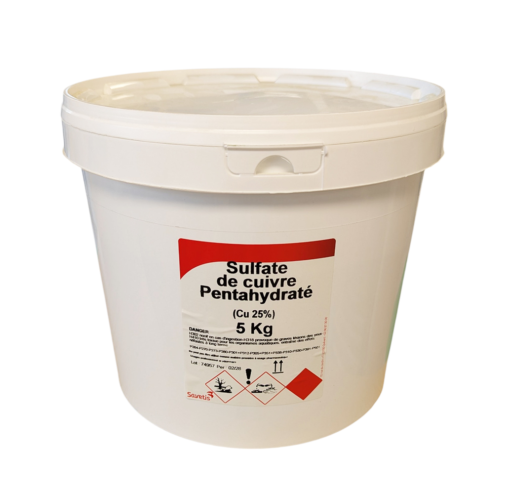 Seau blanc de 5kg de Sulfate de Cuivre 25% Savetis de qualité FEED, utilisé pour l'hygiène et la santé animale en élevage.