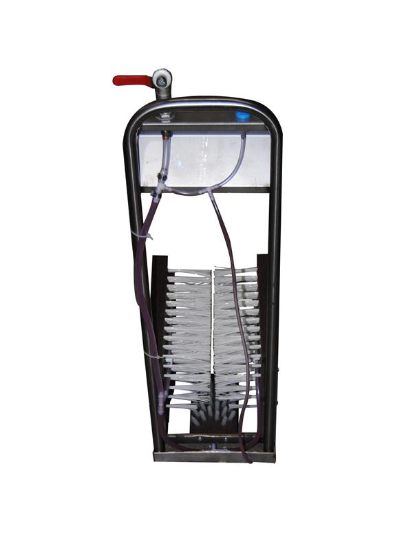 Lave-bottes manuel professionnel en inox avec 5 brosses de nettoyage et système de mélange désinfectant intégré pour la biosécurité.