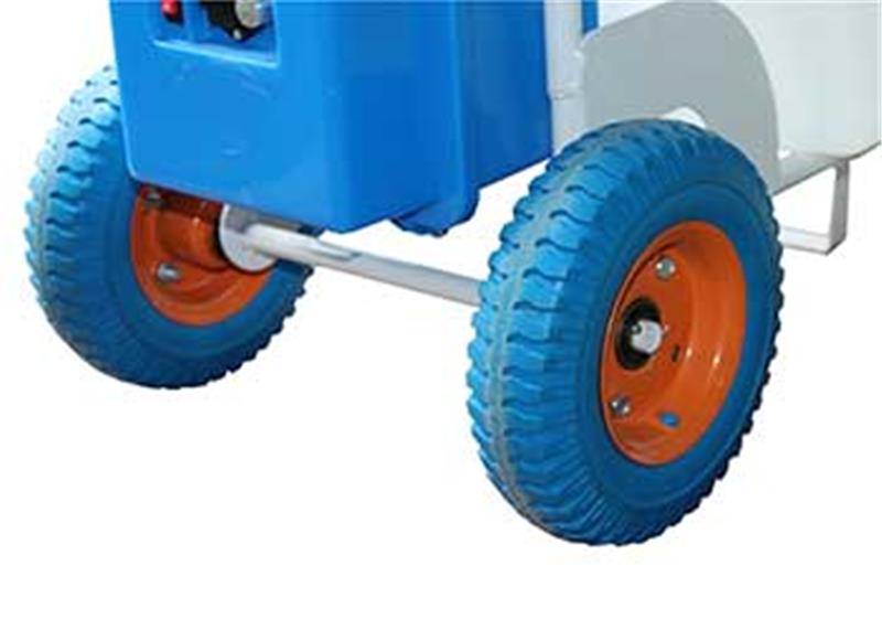 Pulvérisateur électrique mobile GLADIATOR SPRAYER II avec réservoir blanc de 45L, enrouleur bleu avec tuyau de 30m et roues tout-terrain.