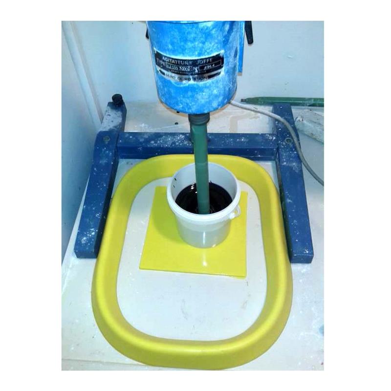 Barrière de protection circulaire jaune en polyuréthane entourant des flacons de laboratoire sur une paillasse blanche.