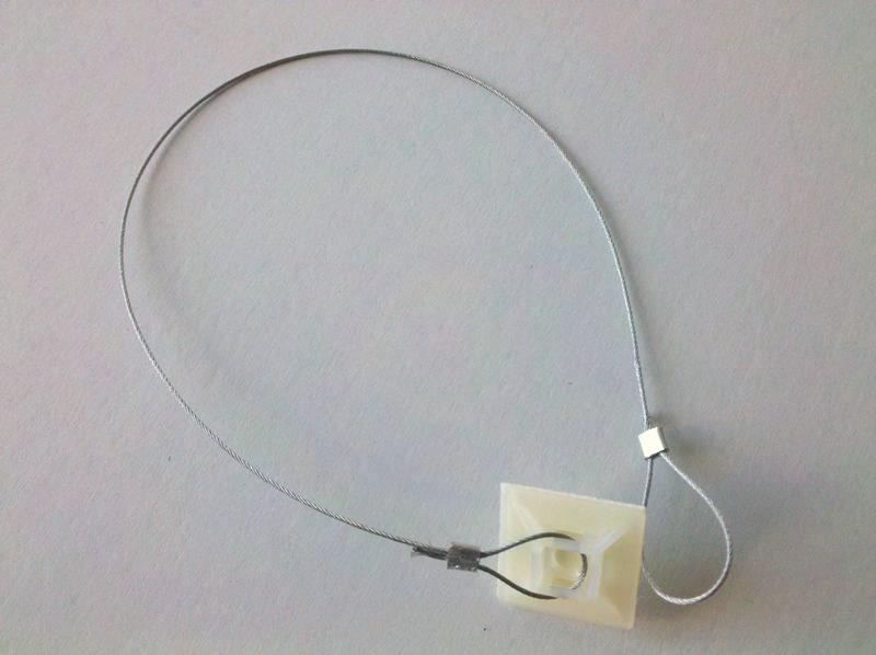 Câble de fixation métallique pour poste d'appâtage rat et souris installé sur un mur.