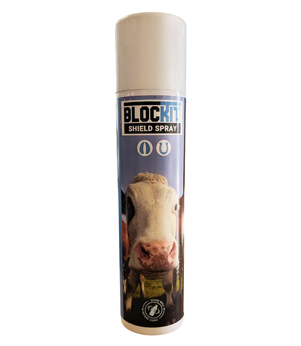 Flacon spray de 300 ml de BLOCKIT Shield Spray illustré avec une tête de vache, conçu pour la protection des sabots, onglons et plaies des animaux d'élevage.