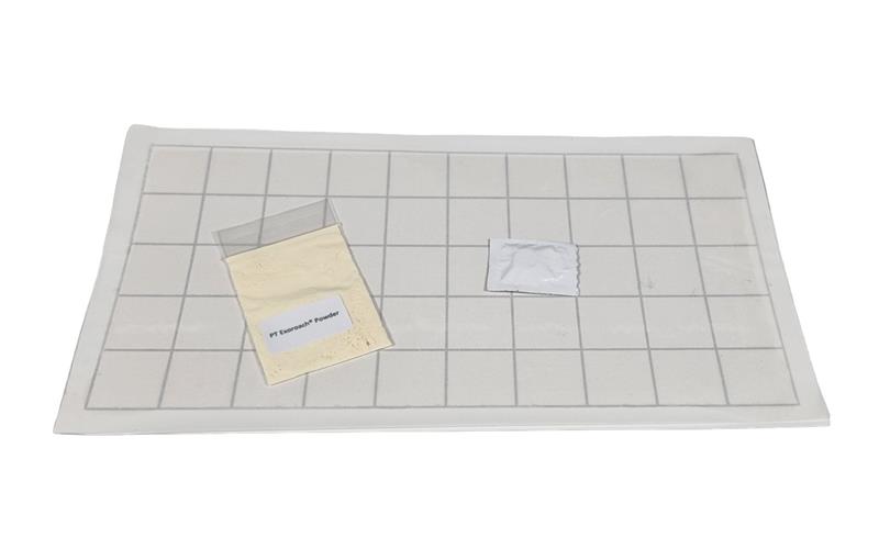 Kit de recharge EXOROACH avec poudre Entostat, comprimé attractif et plaque de glu pour piège à blattes.