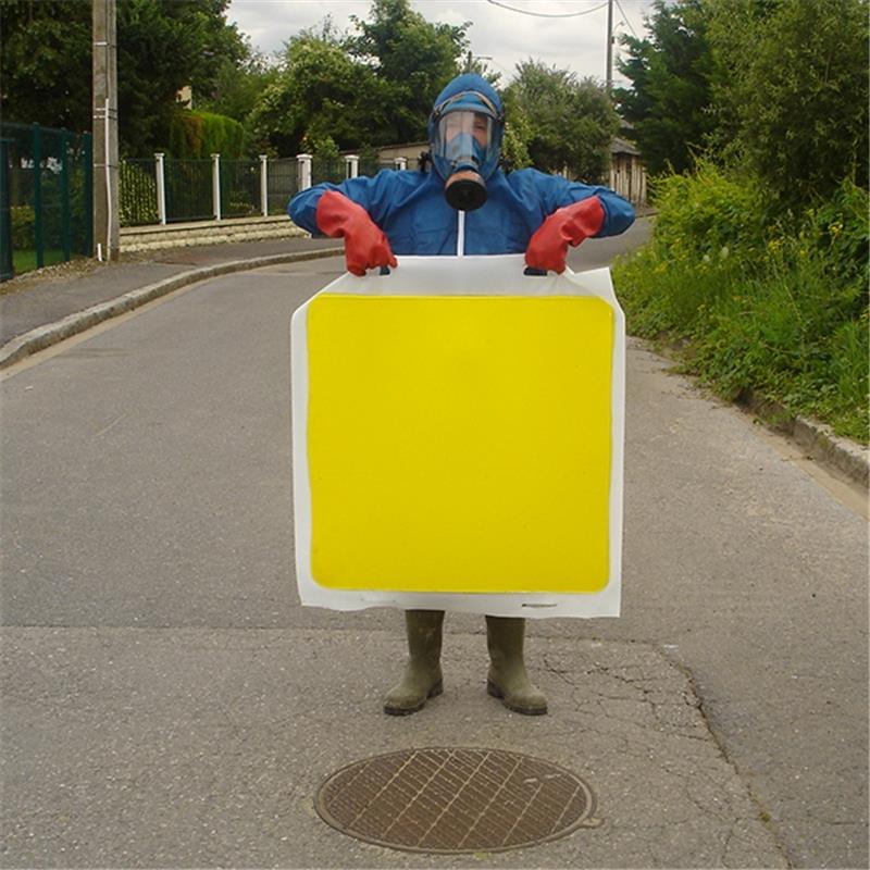 Plaque d'obturation carrée jaune 1,2m x 1,2m Plastiplac avec poignées pour grilles d'égout.