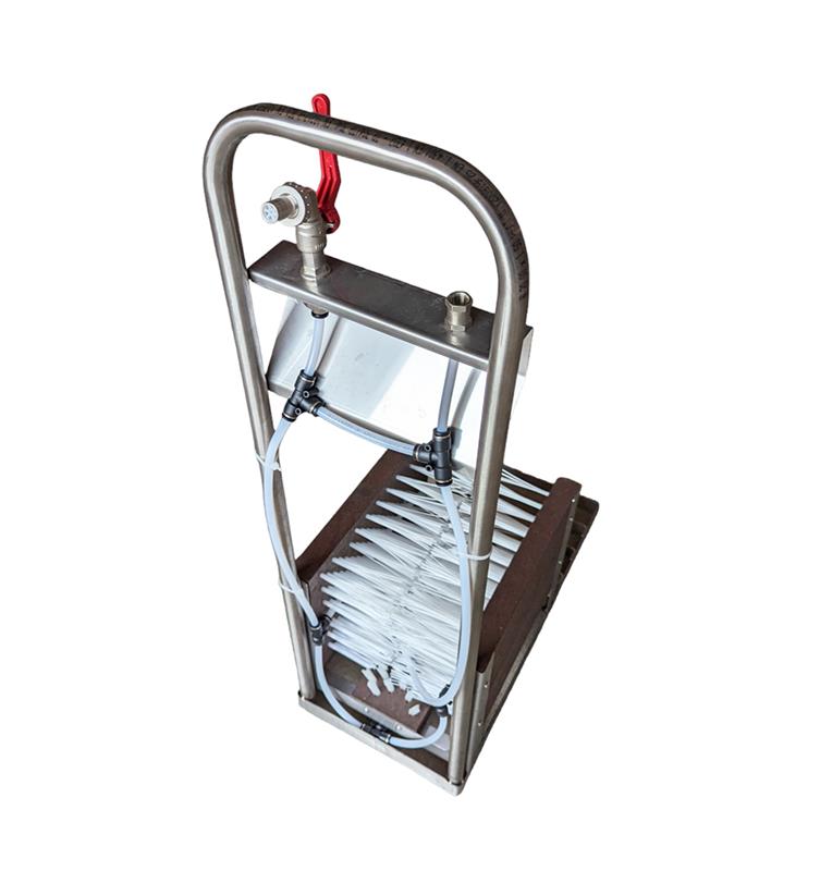 Lave-bottes manuel professionnel en inox avec 5 brosses de nettoyage et système de mélange désinfectant intégré pour la biosécurité.