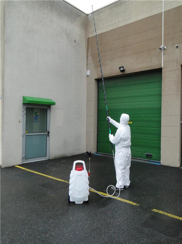 Perche lance télescopique de 5,4 mètres déployable avec tuyau spiralé pour pulvérisateur professionnel.