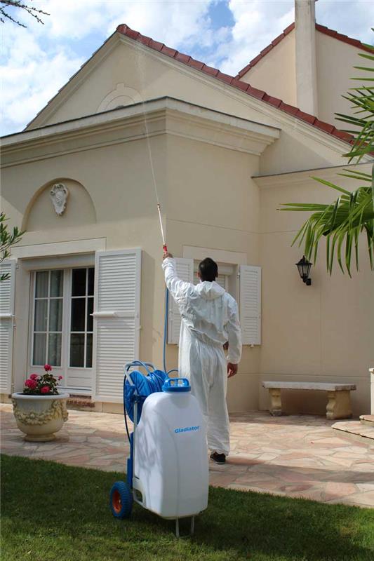 Pulvérisateur électrique mobile GLADIATOR SPRAYER II avec réservoir blanc de 45L, enrouleur bleu avec tuyau de 30m et roues tout-terrain.