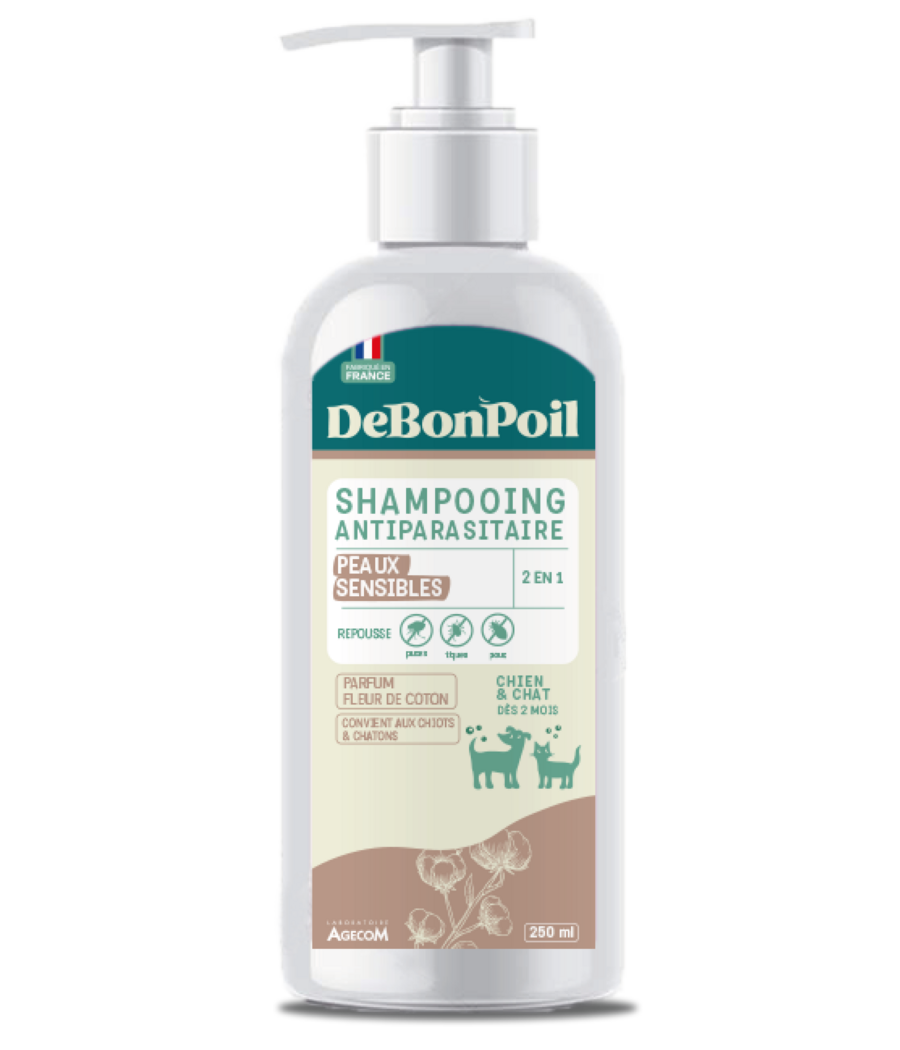 Flacon pompe blanc de 250 ml de Shampooing Antiparasitaire Peaux Sensibles 2en1 DeBonPoil pour chien et chat parfum fleur de coton.