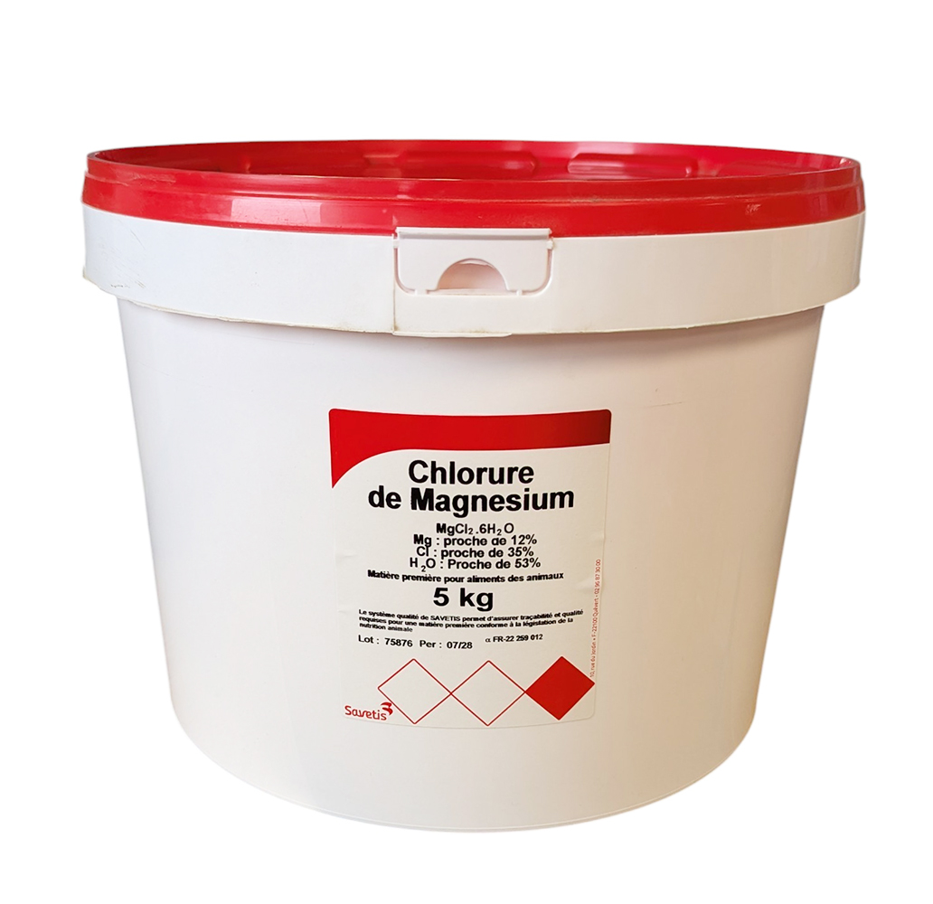 Seau en plastique blanc de 5 kg de Chlorure de Magnésium hexahydraté avec couvercle rouge et étiquette descriptive.