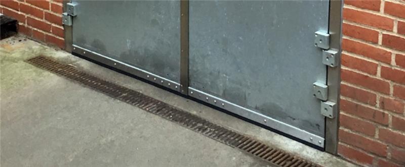 Rouleau de 1 mètre de joint de porte RAXIT en Santoprène™ noir renforcé de fils d'acier pour l'étanchéité anti-rongeurs des bâtiments.