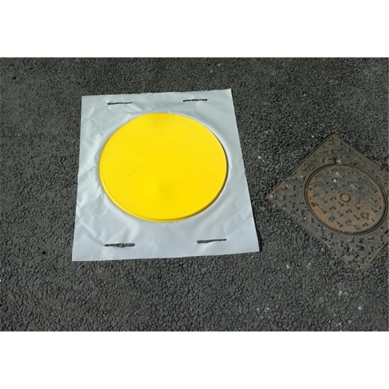 Grande plaque d'obturation ronde jaune Ø 850 mm en polyuréthane pour plaques d'égout industrielles.