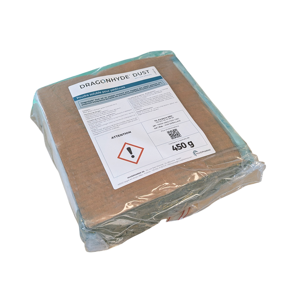 Boîte en carton de Dragonhyde Dust contenant 8 sachets de poudre soluble pour pédiluve, solution innovante pour le soin des sabots des animaux d'élevage.