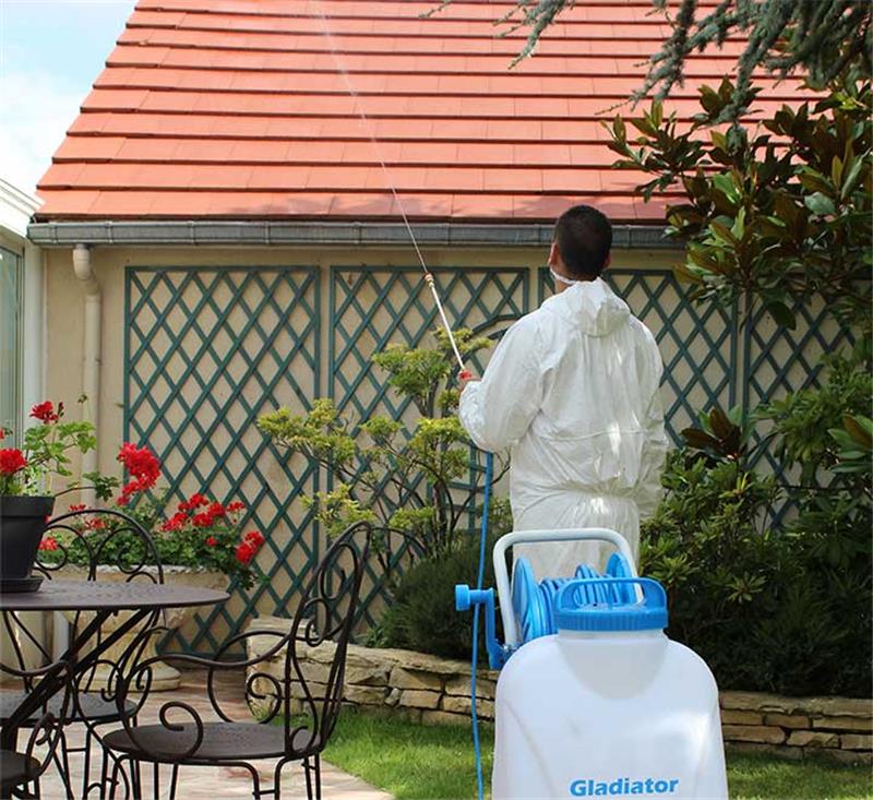 Pulvérisateur électrique mobile GLADIATOR SPRAYER II avec réservoir blanc de 45L, enrouleur bleu avec tuyau de 30m et roues tout-terrain.