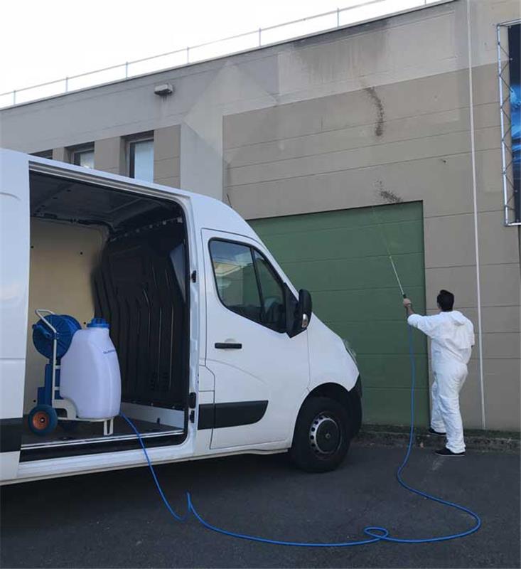 Pulvérisateur électrique mobile GLADIATOR SPRAYER II avec réservoir blanc de 45L, enrouleur bleu avec tuyau de 30m et roues tout-terrain.