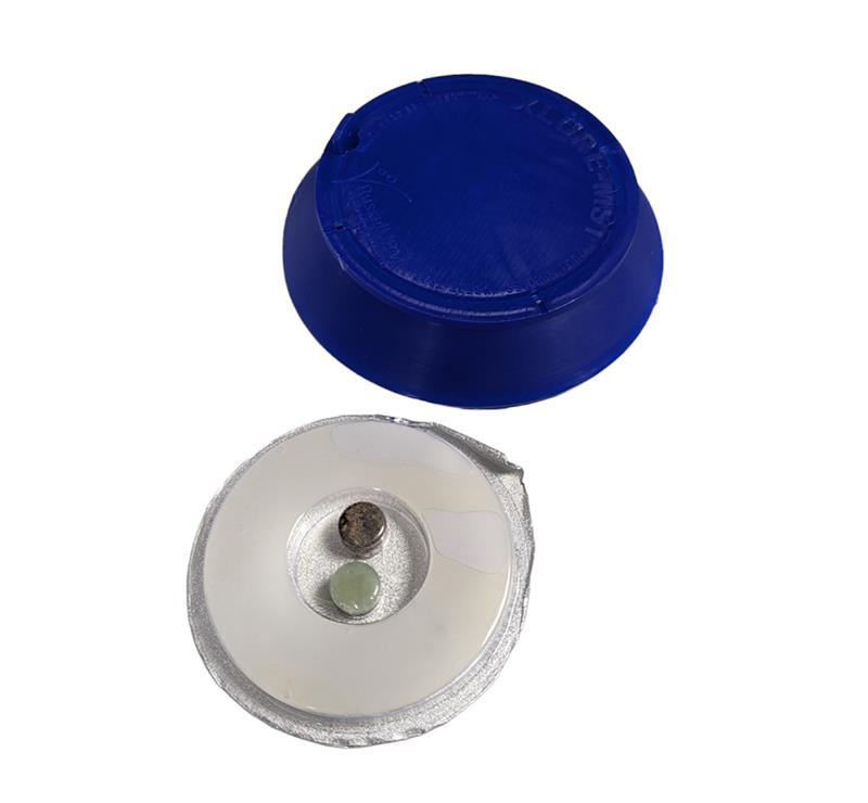 Boîte blanche de 5 pièges réutilisables X-Lure MST Russell IPM avec 5 cartouches d'attractifs pour la détection multi-espèces des coléoptères des denrées stockées.