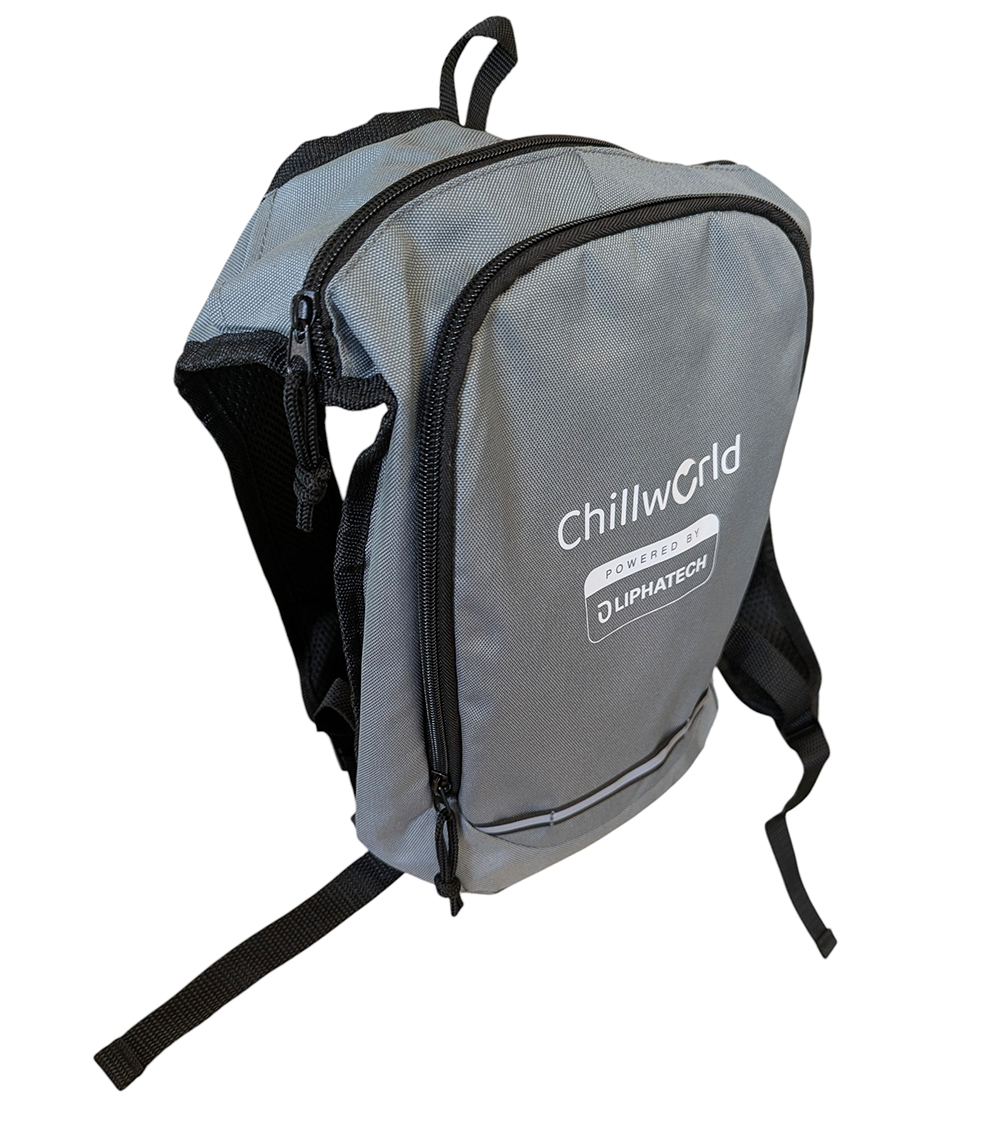 Vue arrière d'un homme souriant portant le petit sac à dos de thermorégulation gris NomadPRO de Chillworld.