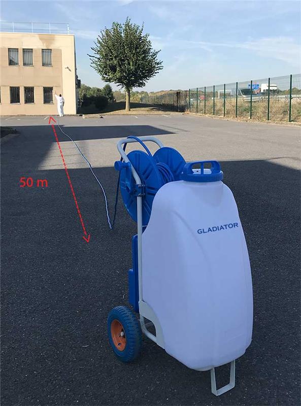 Pulvérisateur électrique mobile GLADIATOR SPRAYER II avec réservoir blanc de 45L, enrouleur bleu avec tuyau de 30m et roues tout-terrain.