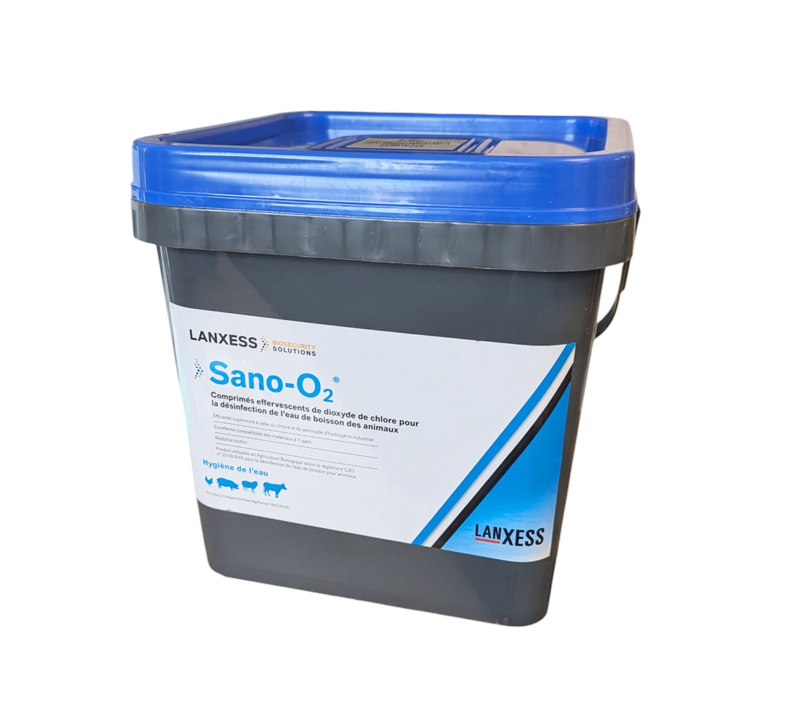 Seau de 1000 galets SANO-O2 LANXESS pour la désinfection de l'eau de boisson des animaux, solution au dioxyde de chlore non corrosive et efficace.