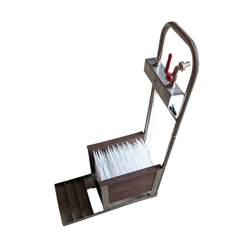 Lave-bottes manuel professionnel en inox avec 5 brosses de nettoyage et système de mélange désinfectant intégré pour la biosécurité.