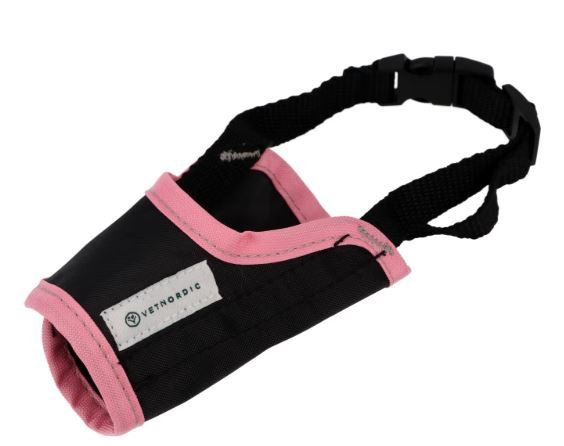 Muselière VETNORDIC taille XXS noire avec liseré rose réfléchissant en polyester recyclé pour petit chien.