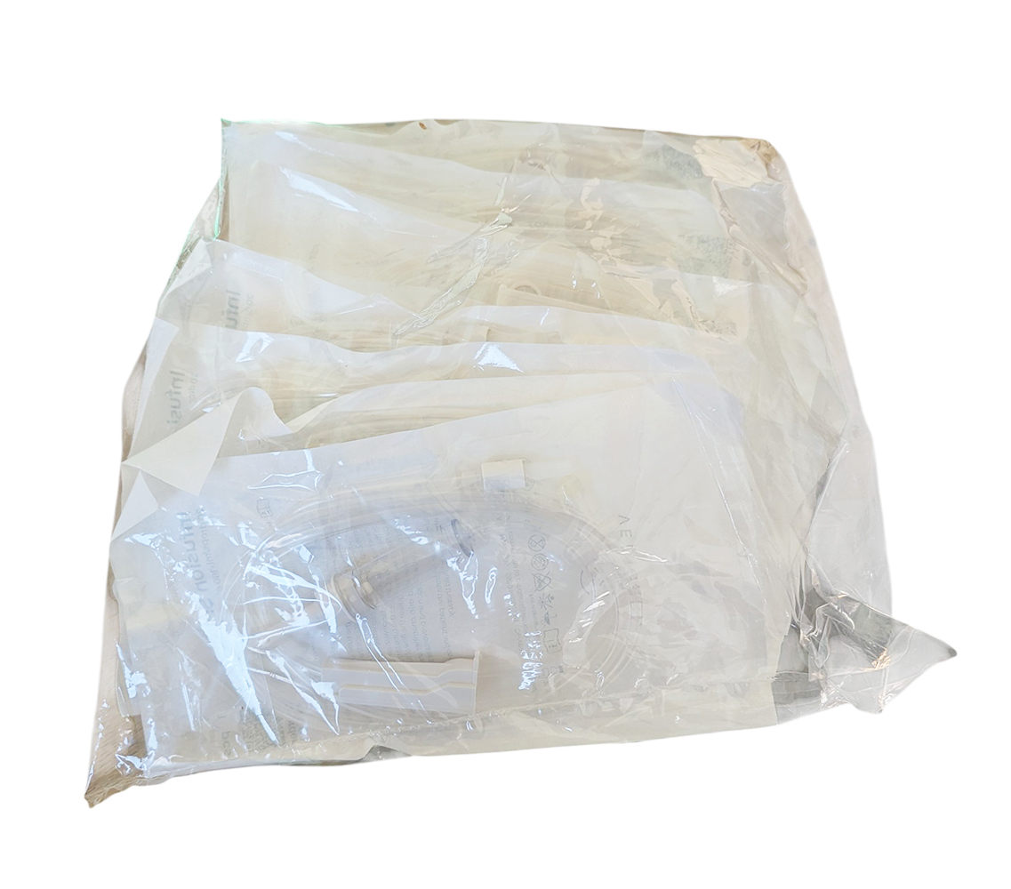 Kit de perfusion stérile avec chambre de goutte-à-goutte, régulateur de débit, tubulure de 180 cm et connecteur Luer rotatif.