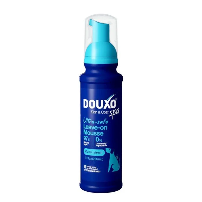 Flacon Douxo SPA Mousse Chien 150 ml bleu, soin hydratant sans rinçage pour chiens à base d’avoine naturelle, pour un pelage doux et brillant.