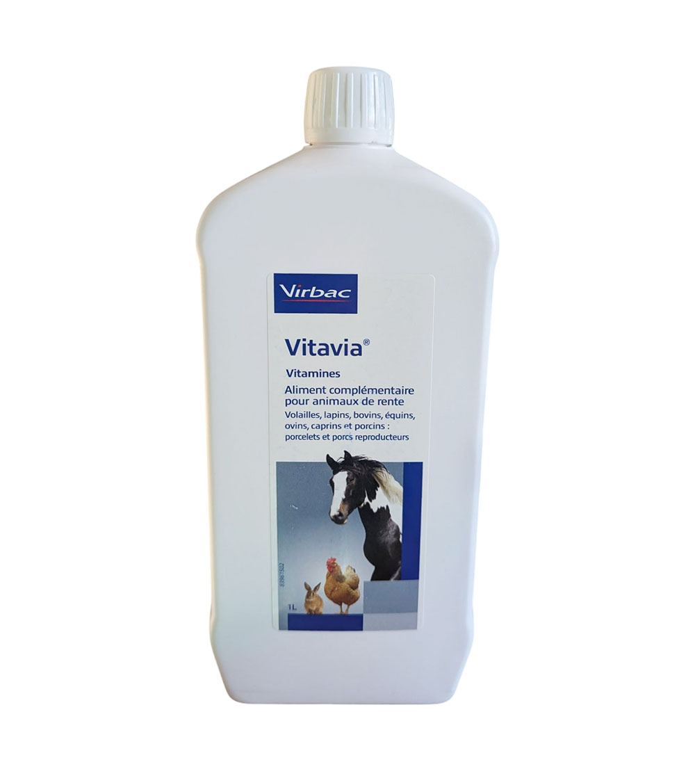 Flacon blanc de 1 litre de Vitavia Virbac, aliment complémentaire vitaminé pour chevaux, bovins, volailles et lapins.